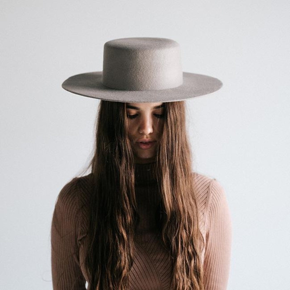 Gigi Pip Dahlia Boater light grey. Stuff brim, size S